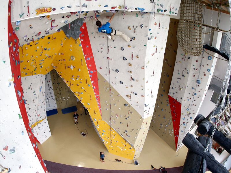 Datei:Kletterhalle Wbg innen.jpg