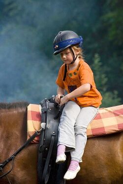 KS Kind im Damensitz auf Pferd