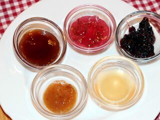 Marmeladenvielfalt eines Gastes beim Frühstück