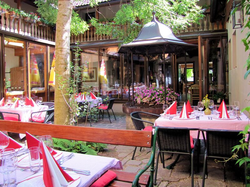 Datei:SH Innenhof für Feier.jpg