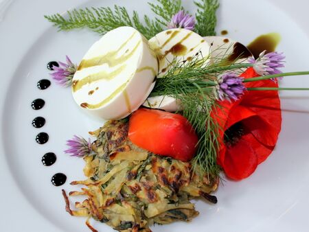 Schafkäse aus unserer Regionb -mit (Wild-)Kräutern ganiert