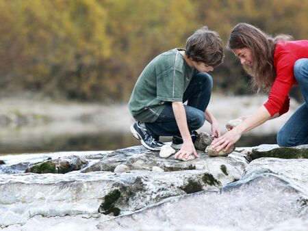 Mutter mit Kind am Ufer