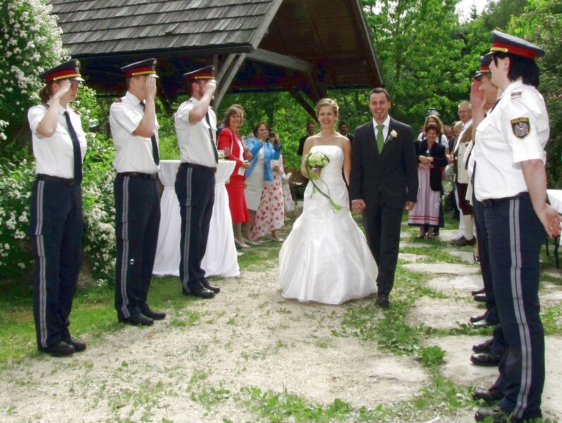 Datei:SG Hochzeit Spalier.jpg