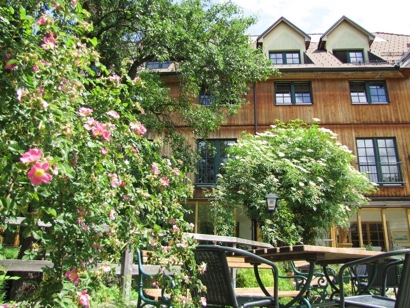 Datei:SH-Südhartenhaus Fasade Blüte.jpg