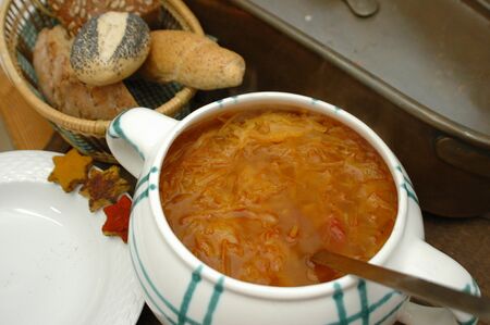Spitzkrautsuppe im Topf