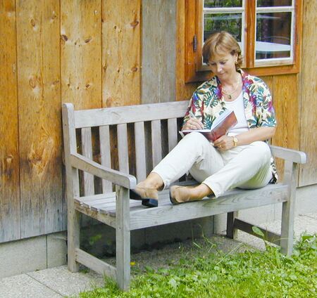 Lesen im Nostalgie-Garten - es gibt weichere Sitzplätze