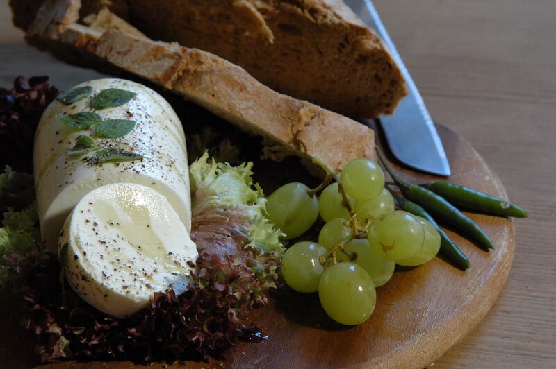 Datei:Schafkäse auf Brett.jpg