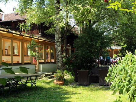 Nostalgiegarten: Sitzgruppe im Schatten