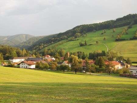 Tradigistdorf - die Schule ist das Gebäude vor dem Kirchturm