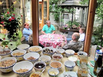 Blick vom Müslibuffet (Frühstück) zum Hausbrunnen