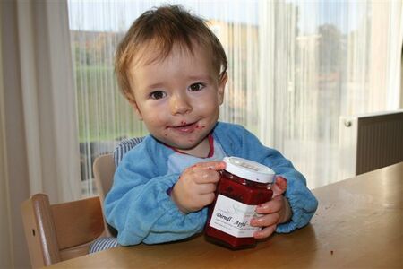 Tochter Amtmann mit Steinschaler Dirndlmarmelade die der Vater beim Seminar kaufte