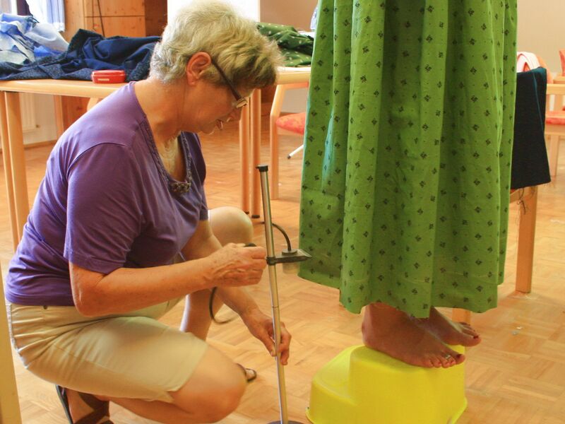 Datei:Dirndl abstecken.jpg