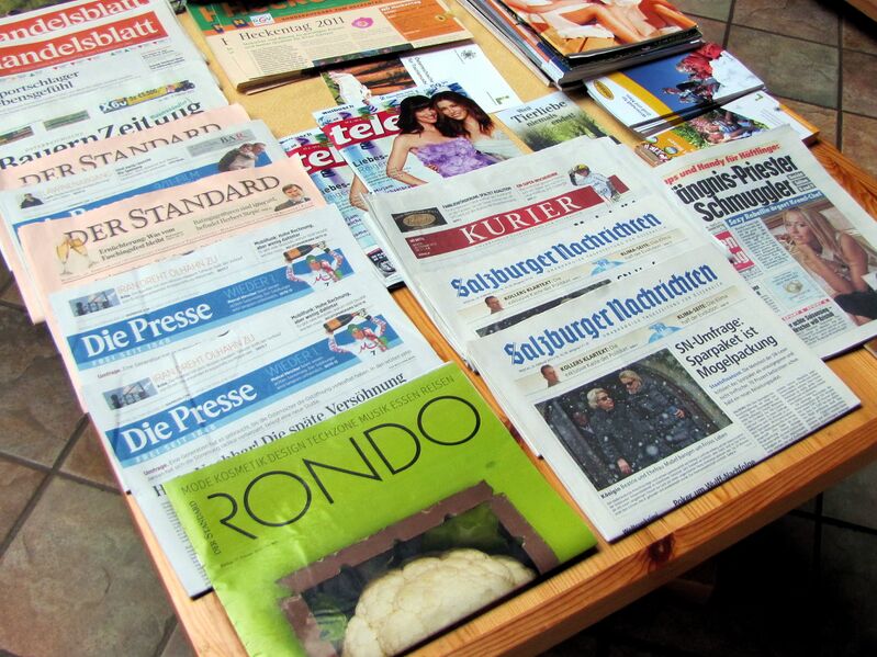 Datei:SH Zeitungstisch0.jpg