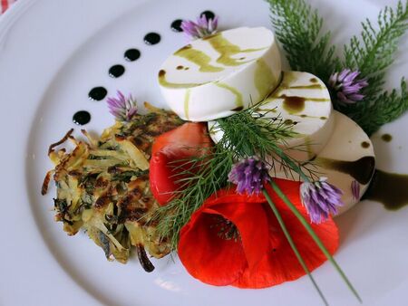 Schafskäse mit Mohnblüten im Steinschalerhof