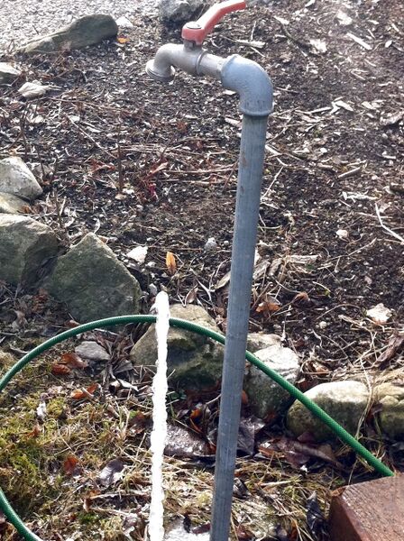 Datei:SH Eiszapfen von unten.jpg