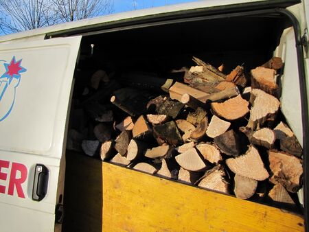 alter VW-Bus ist auch für Holzfahrten gut