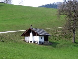 Dörrhaus am Kirchenberg; ca. 400 m von der Kirche