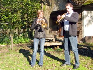 Weisen blasen bei einem Geburstag