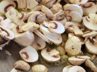 regionale Champignons in Pfanne