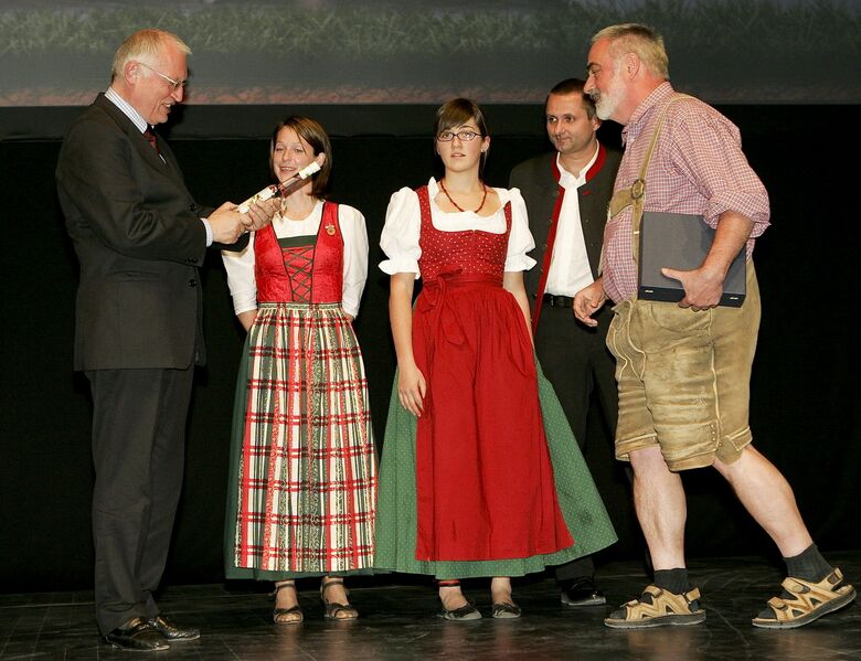 Datei:Eden2007 Dirndlschnaps für Verheugen.jpg