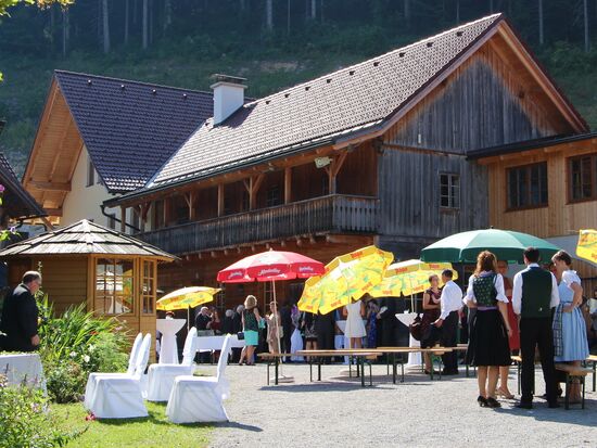 vor Trauung auf dem Dorfplatz
