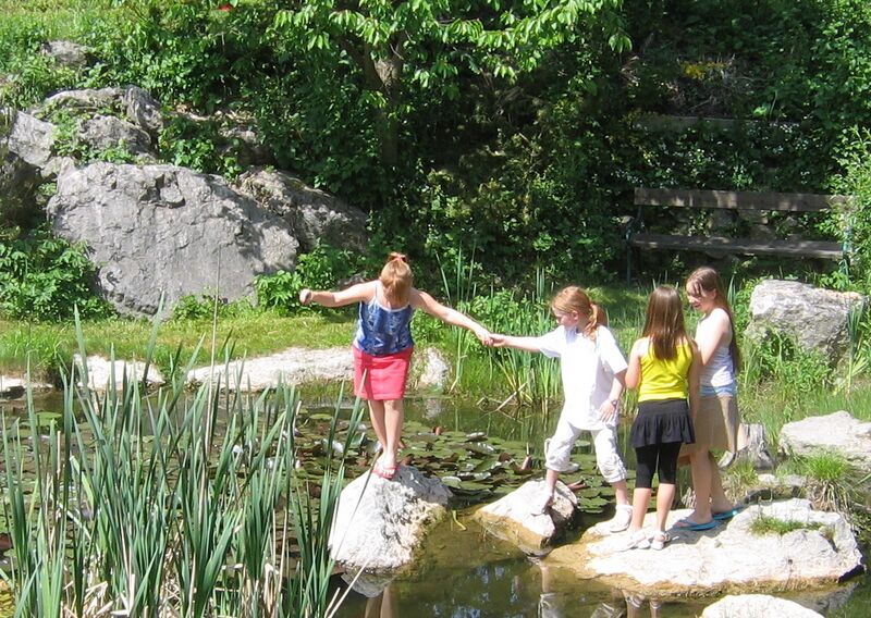 Datei:SH Biotop Südgarten Kinder03.jpg
