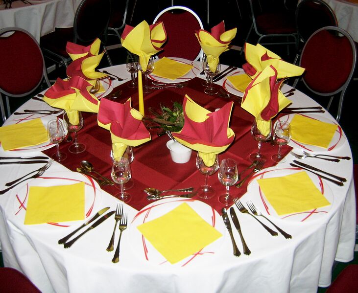 Datei:Gedeckter runder Tisch.jpg