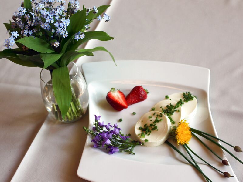 Datei:SK Schafkäse mit Deko.jpg