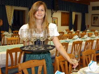 Ulli deckt für Hochzeit