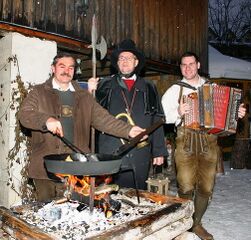 Holzknechtsterz am Dorfplatz