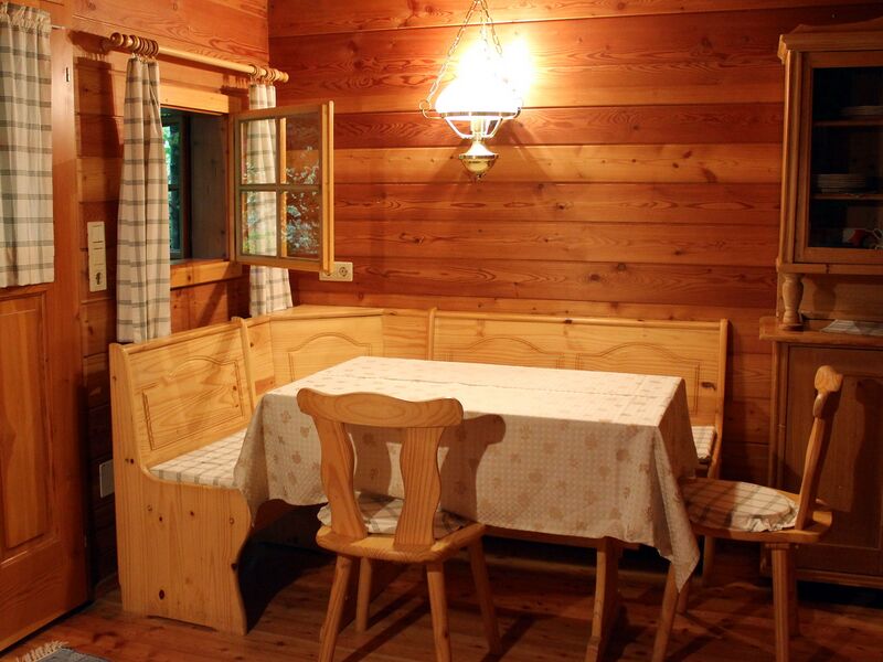 Datei:SH-Troakasten innen Sitzecke.jpg