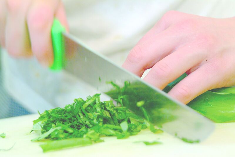 Datei:Bärlauch Schneiden.jpg