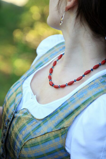 Dirndlschmuck an Damenhals (Marion)