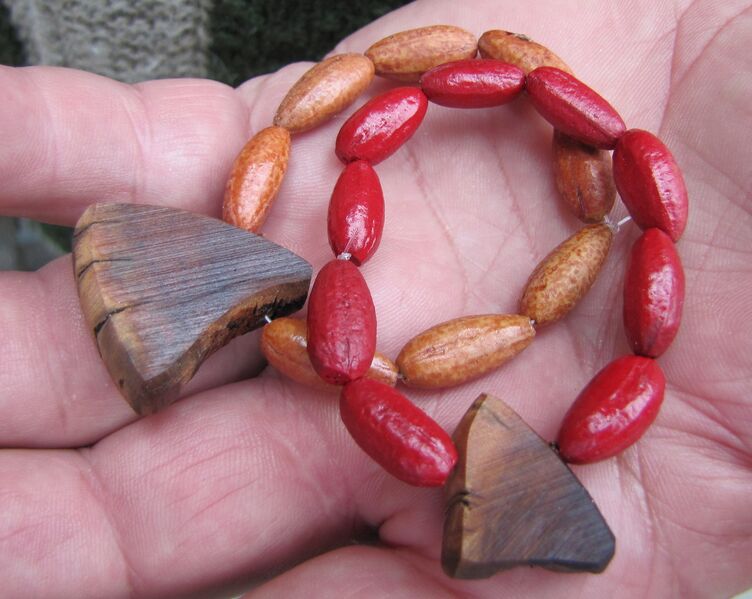 Datei:Dirndl-Tropfenfänger Hand.jpg