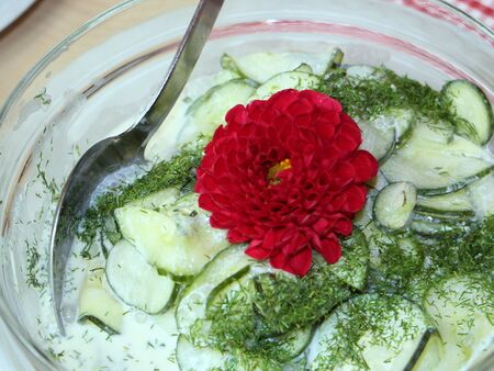 Gurkensalat mit essbarer Blüte