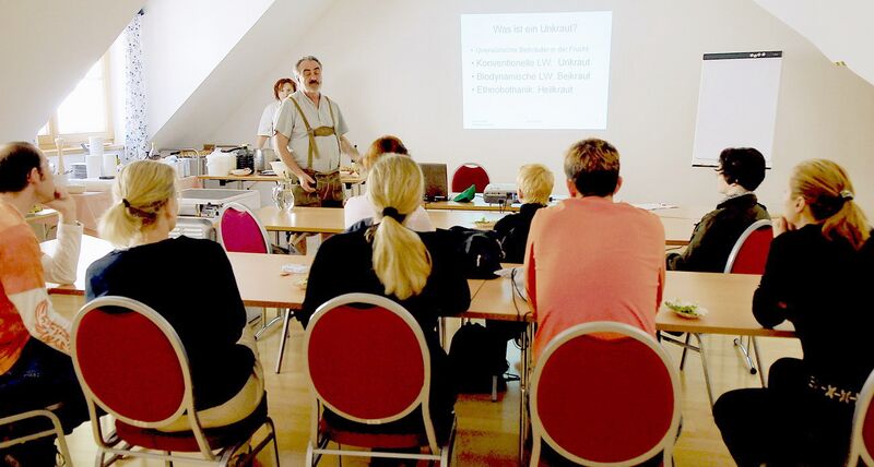 Datei:Kurzkurs Wildkräuter RCA.jpg