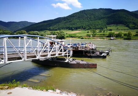 ]Rollfähre legt in Spitz an