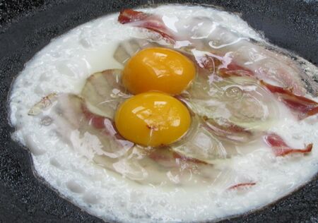 Gastwunsch: frische (fast rohe) Spiegeleier mit Speck