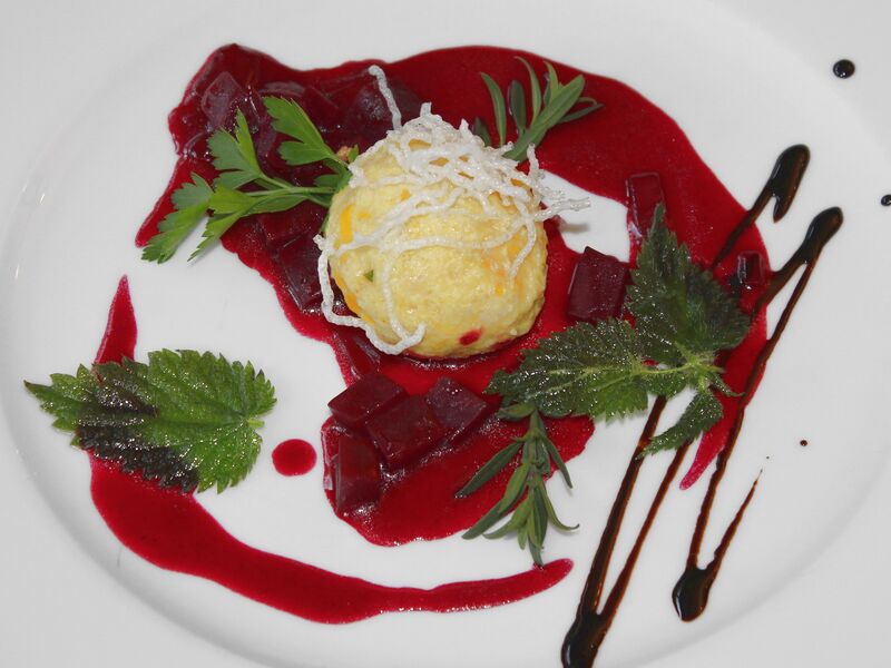 Datei:SK Kürbis-Tofuknödel mit Rote Rrüben-Ragout.jpg