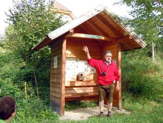 Alpiner Strandkorb beim Teich