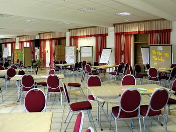 Raum Talblick mit Tischgruppen