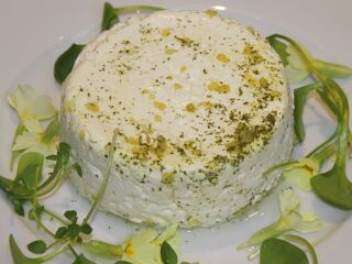 Frischer Dirndltaler Kuhkäse mit Kräutern