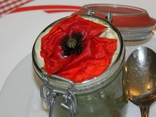 Wildkräutersuppe mit Mohnblüte