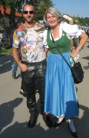 Dirndl- und Rockerkleidung auf dem Dirndlkirtag 2009