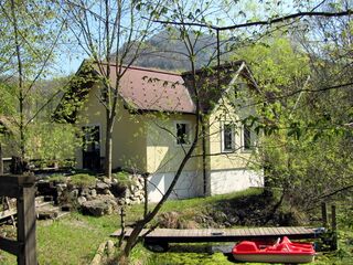 Teichbrücke im Frühling