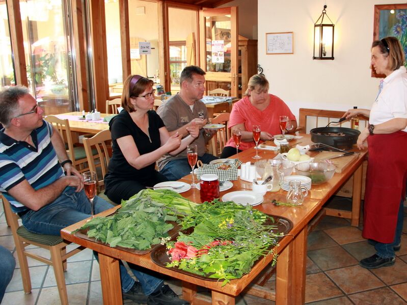 Datei:SK Wildkräuterkochen AW.jpg