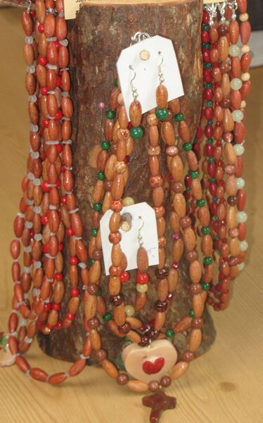 Datei:Dirndlketten Ständer0.jpg