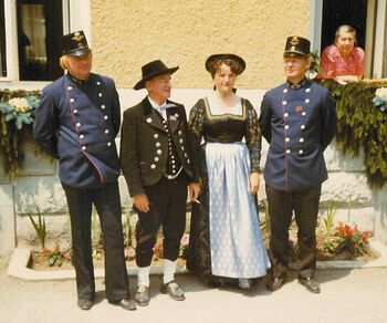 75 Jahre MZB - aus Fenster blickt Aloisia Weiß