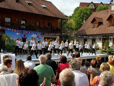 Zumbaballet auf dem Dorfplatz