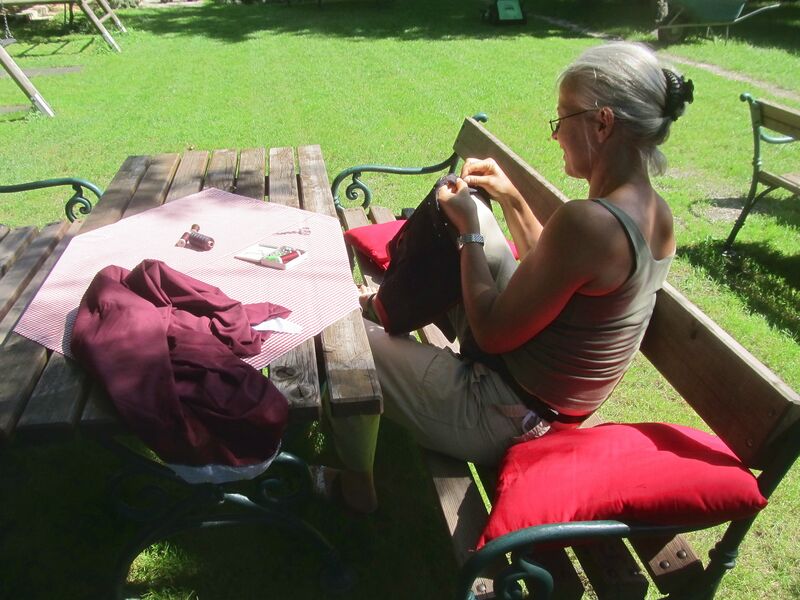 Datei:DK-Dirndl nähen Garten3.jpg